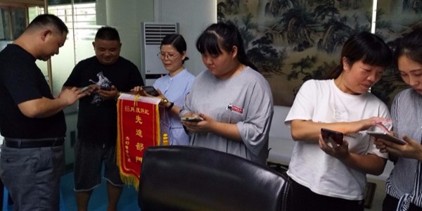 你沒看錯，在東莞杰誠員工也能站等收錢！